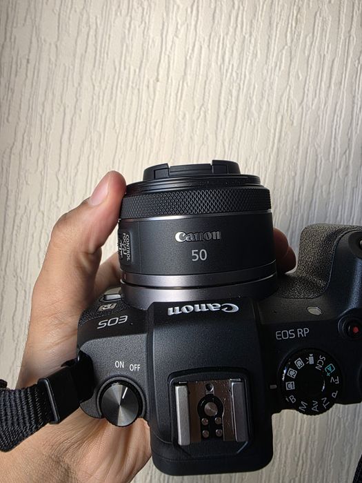 Canon EOS RP [NOVA] com uma mala, lente de 50 mm e carregador