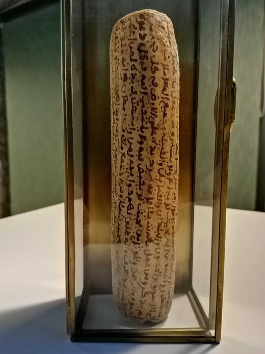 Manuscrito raro em madeira