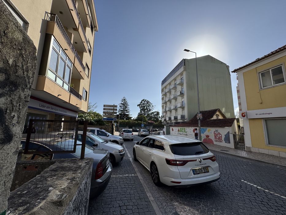 Arrenda a loja em centro de Algueirao-Mem