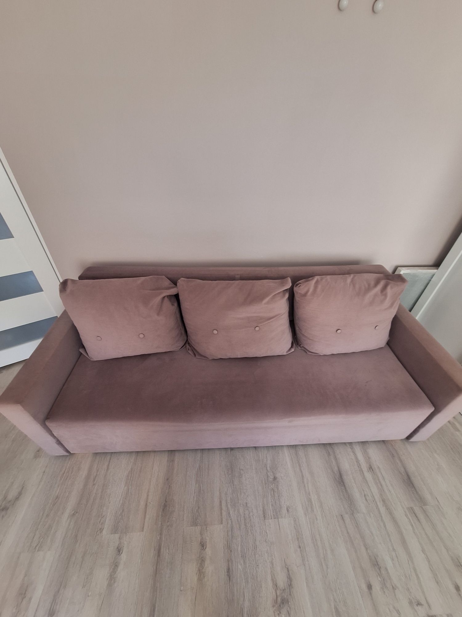 Super sofa! Funkcją spania i pojemnik na pościel! Trzyosobowa