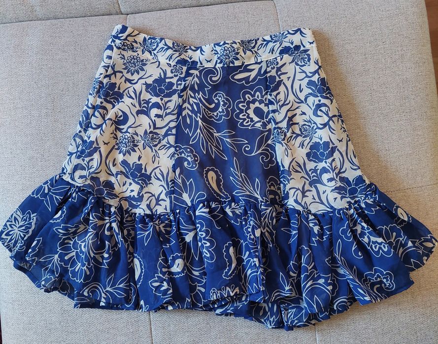 Lekko asymetryczna spódnica mini w kwiaty