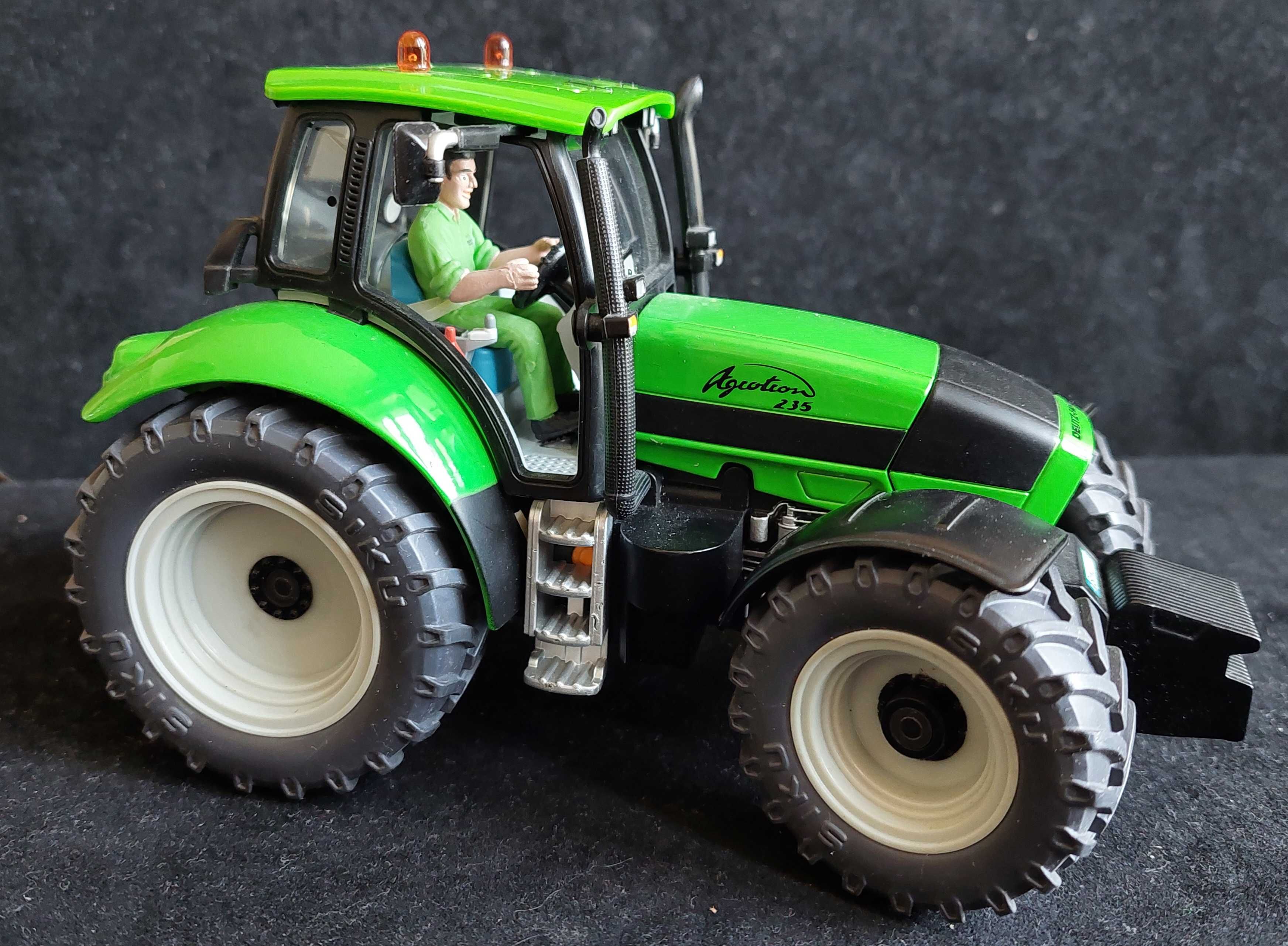 Siku 4453 Deutz Fahr Agrotron 235 z przyczepą Deutz Fahr  1:32