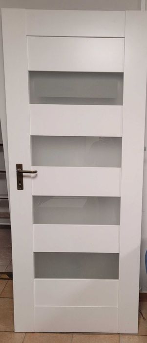 Drzwi białe i dąb oscieżnica futryna