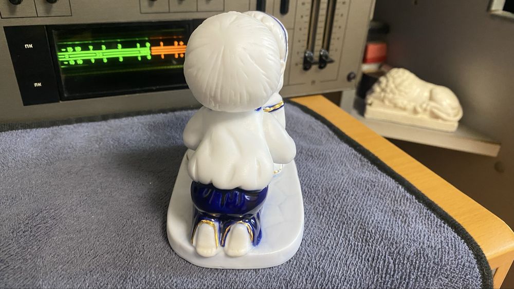 Статуэтка дети целуются. Фарфор.