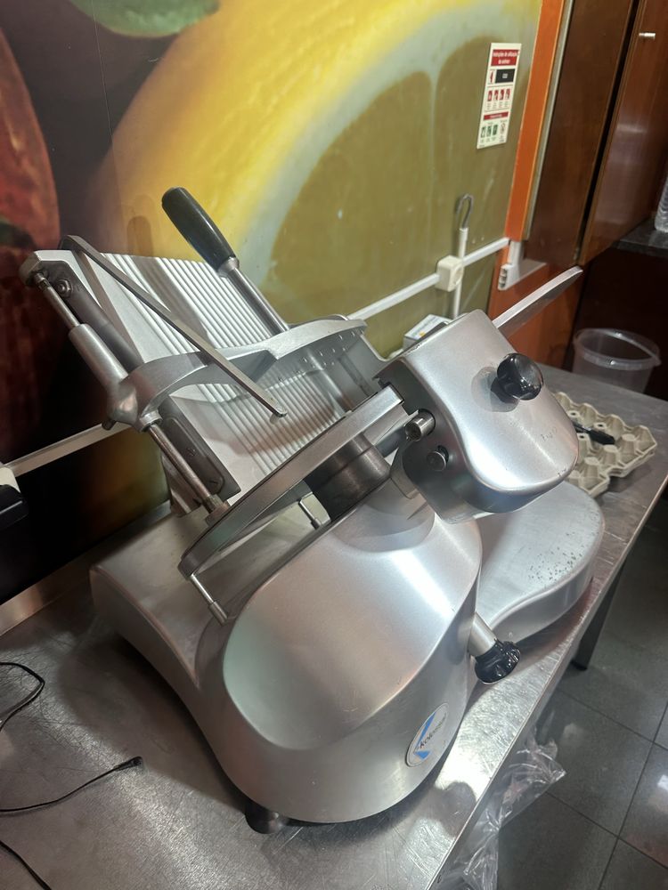 Vende se maquina de cortar presunto industrial,como nova