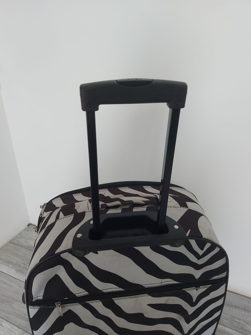 Walizka zebra średnia 64x47x23 czarno biała