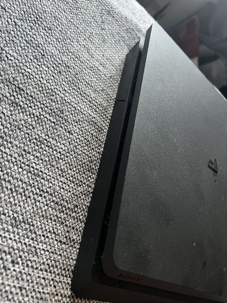 PS4 SLIM preta - bom estado