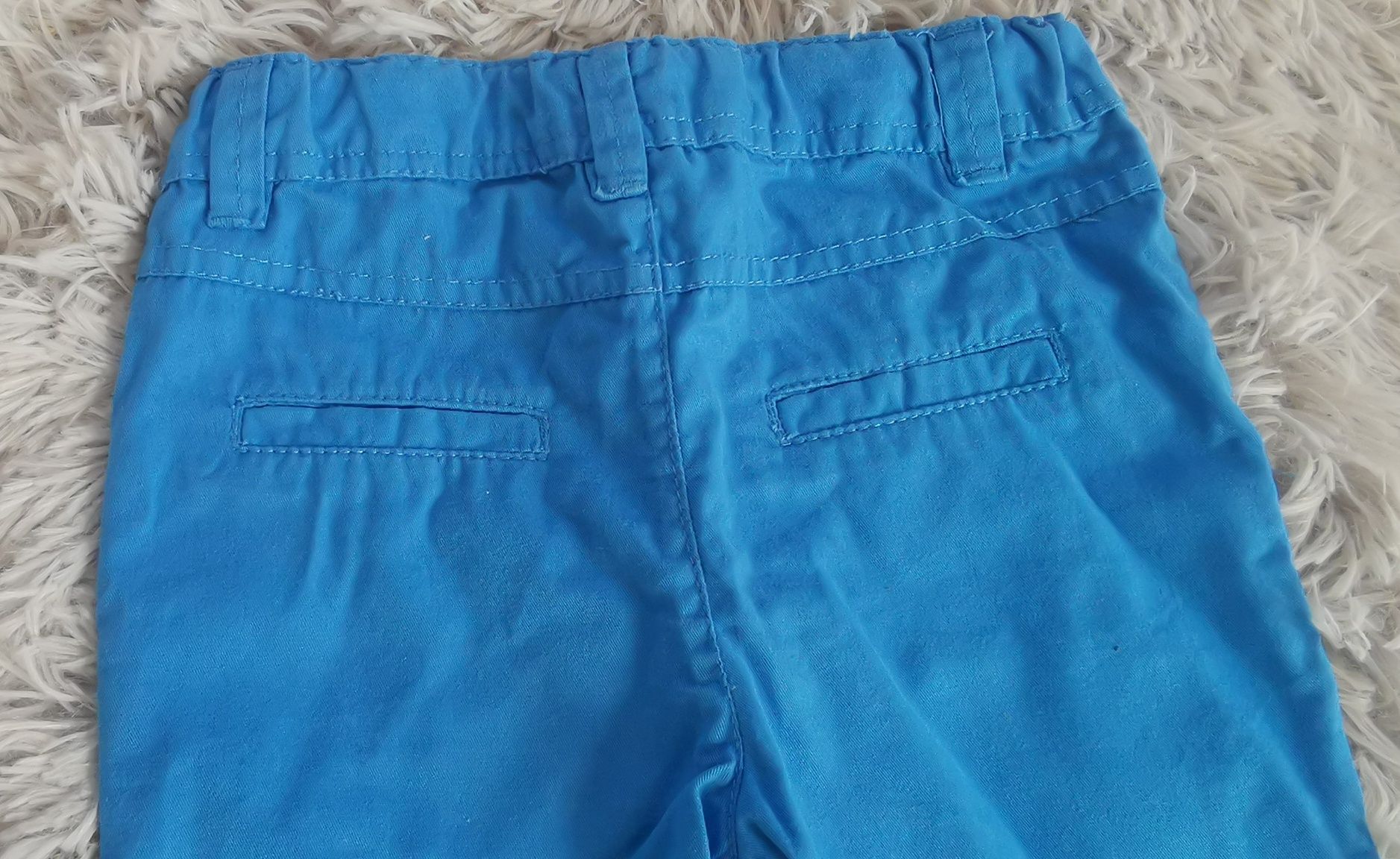 Dwie pary niebieskich spodni cool club w rozmiarze 68. Bliźniaki