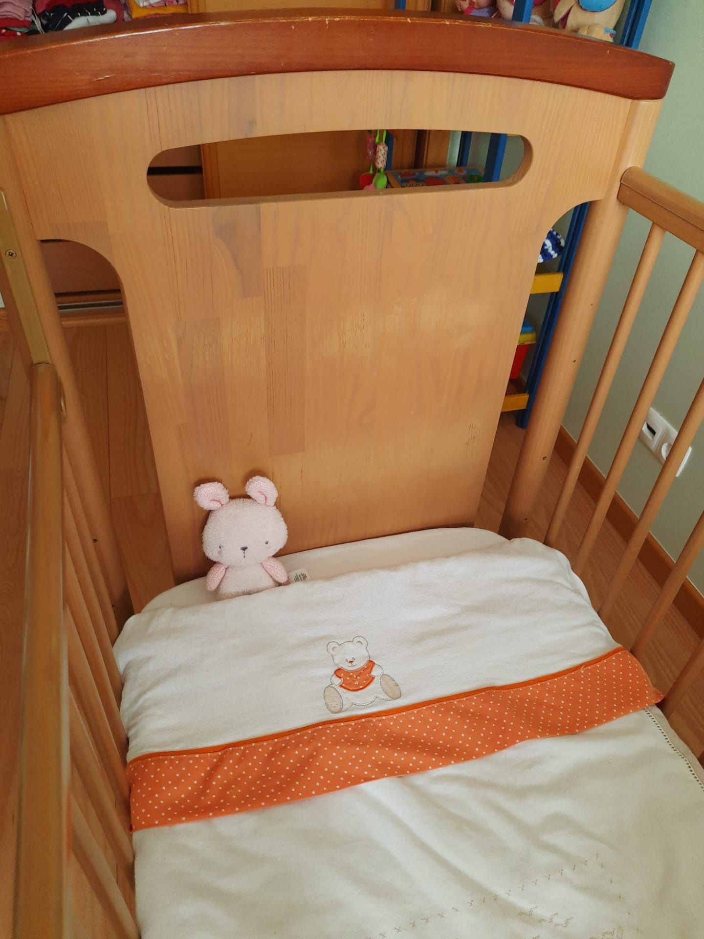 Cama de bebé de grades com colchão