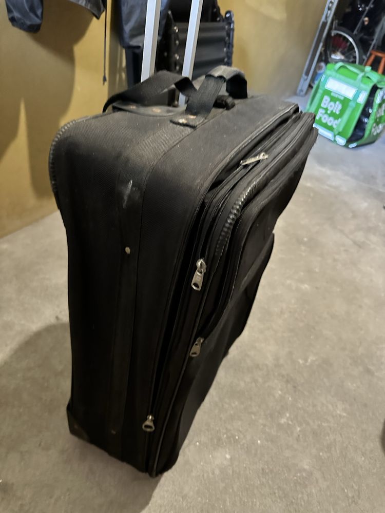 Mala preta grande de viagem