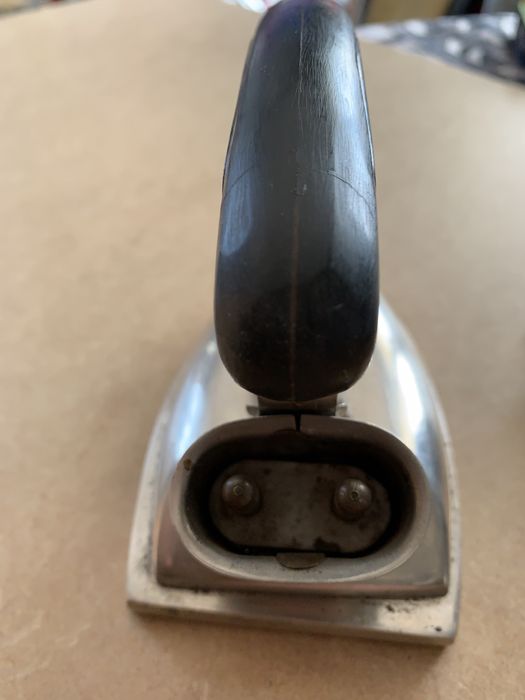 Małe stare żelazko turystyczne ze zdejmowaną rączką