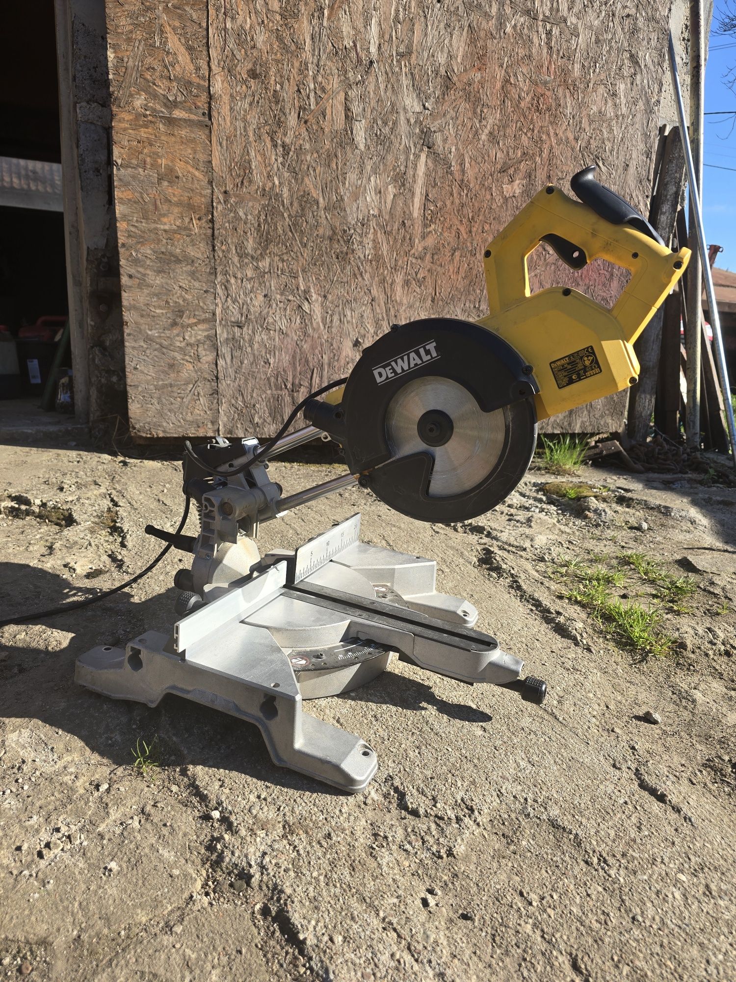 Piła ukośnica DeWalt DW770
