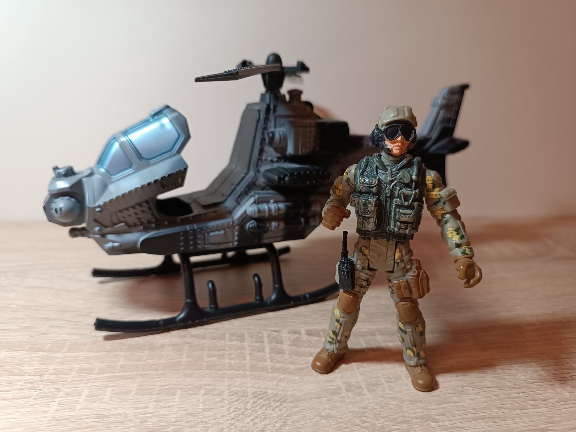 Helikopter śmigłowiec plus figurka pilota czap mei