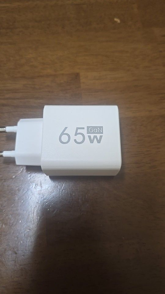 Wtyczka do telefonu/laptopa USB C x2  i USB A x1