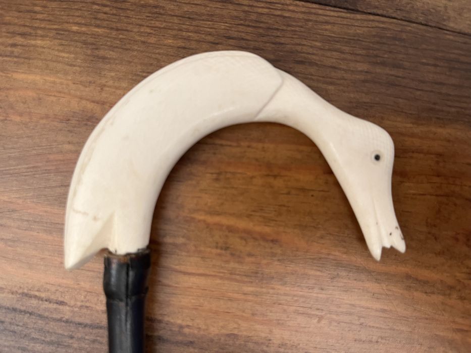 Bengalas pequenas africanas com 60 cm e pegas em osso.