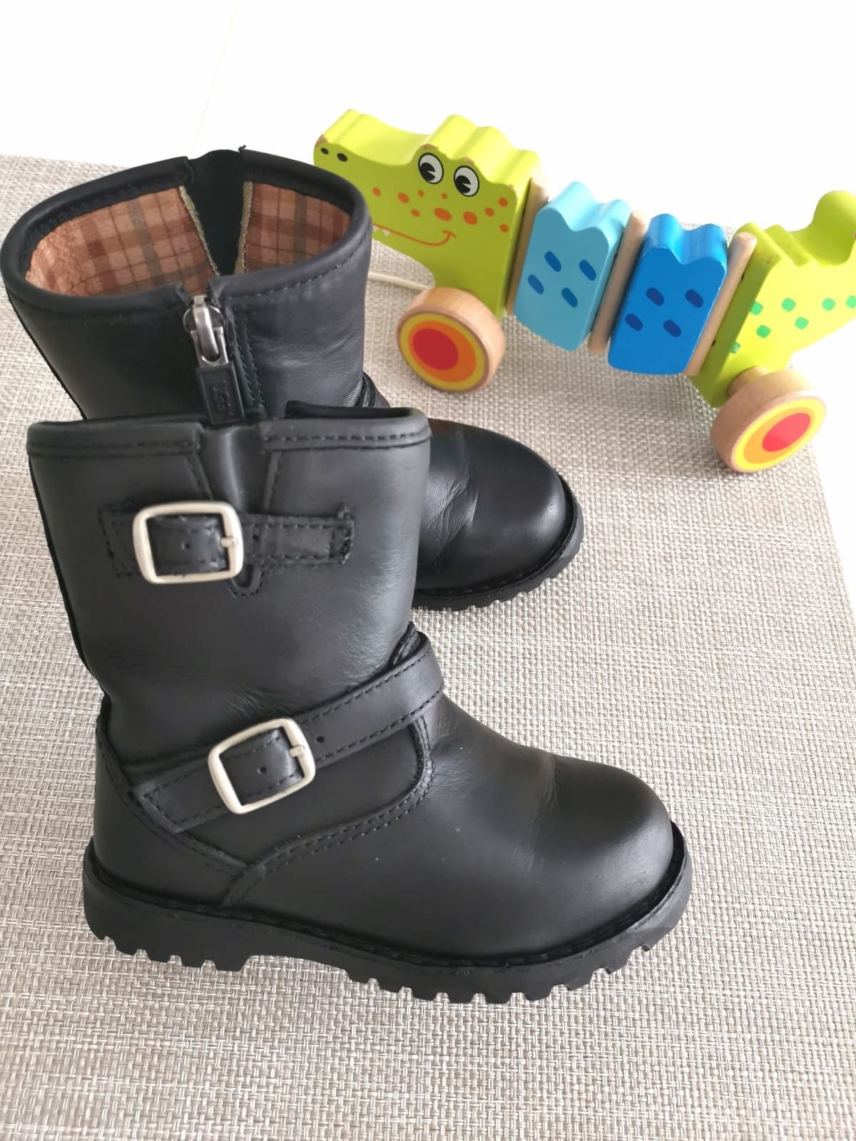 Ugg Australia Harwell cudne kozaczki ze skóry naturalnej