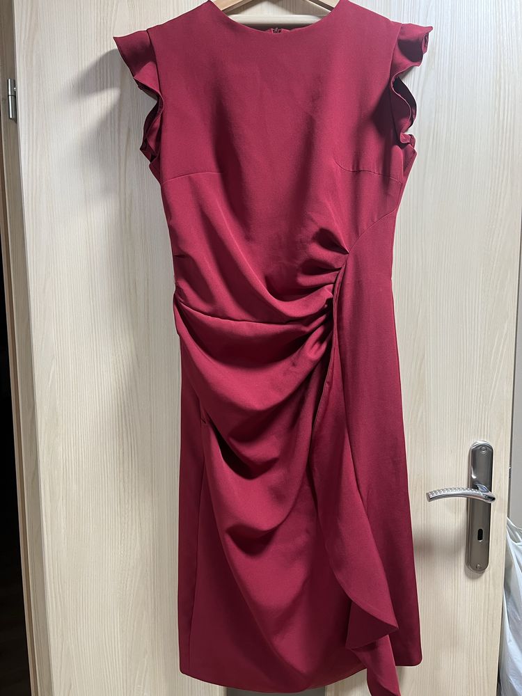 Sukienka bordowa midi z falbanką 40L