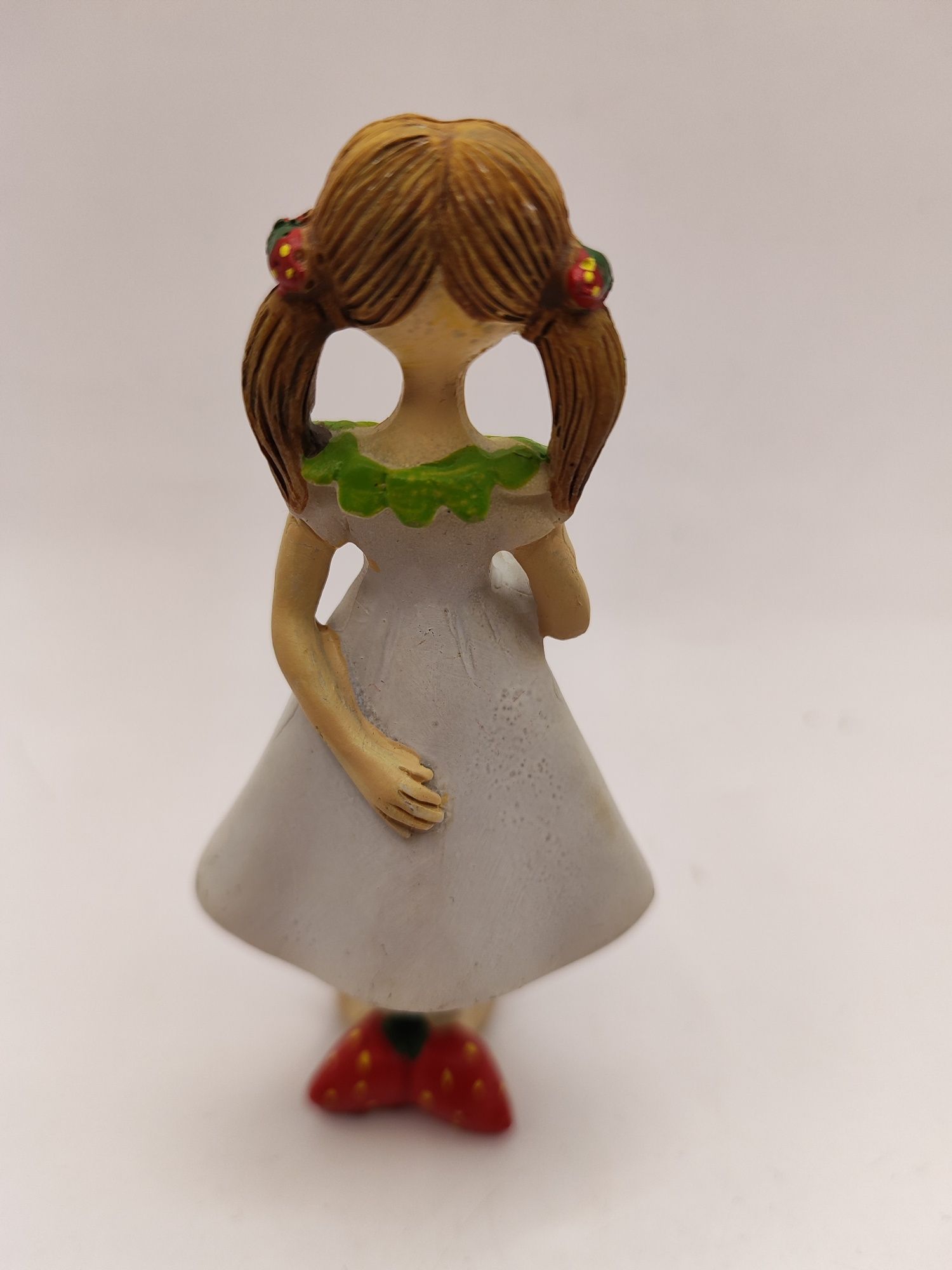 Figurka masa plastyczna dziewczynka z truskawkami