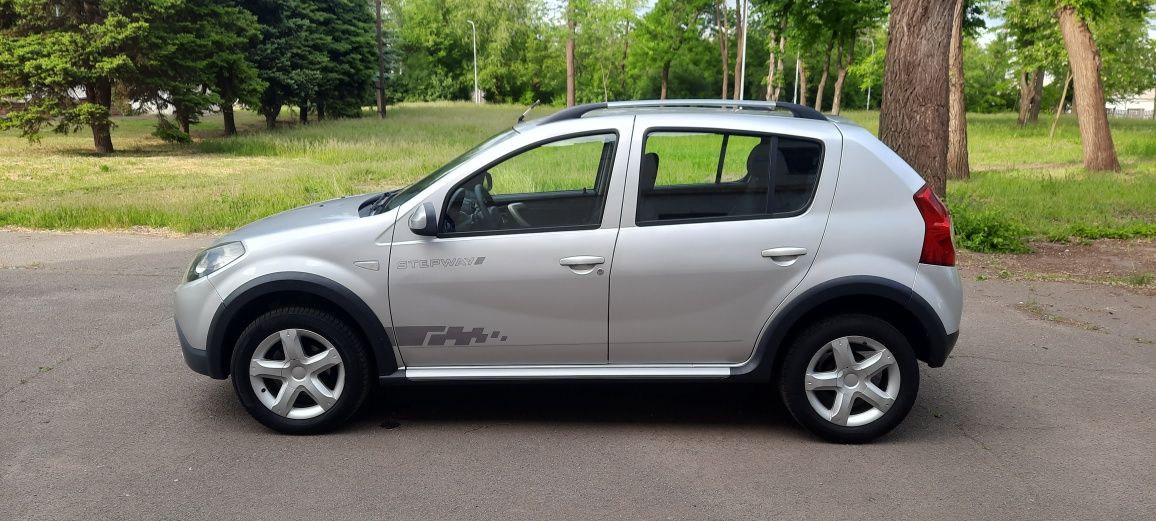 Продам Dacia Sandero StepWay 2011г.в 1.6