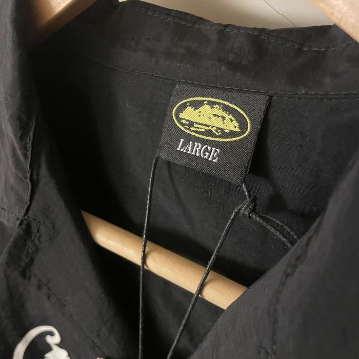 Camisa corteiz preta com detalhes brancos