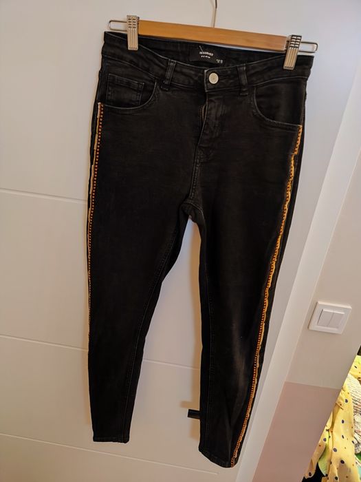 Reserved jeansy z orientalnym haftowanym lampasem 38