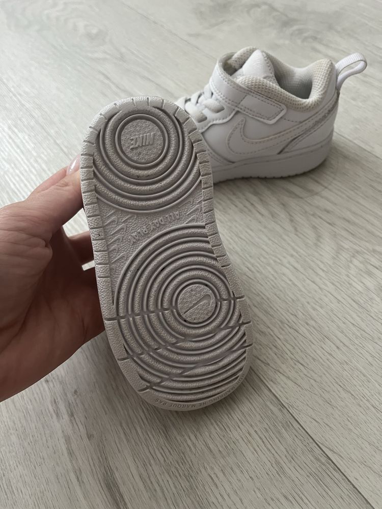 Кросівки- Nike.