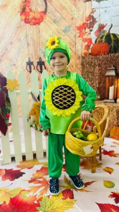 Костюм винограду, горішка, баклажана, часника, соняха, яблука, помідор