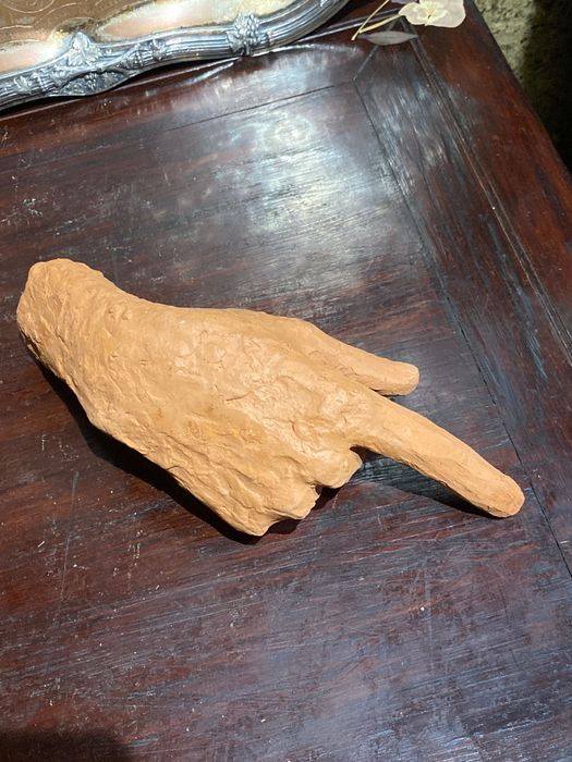 Mão escultura barro da famosa Margarida Schimmelpfennig Assinado 21 cm