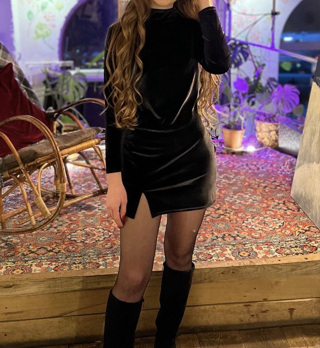 Чёрное платье. Велюровое короткое платье с разрезом