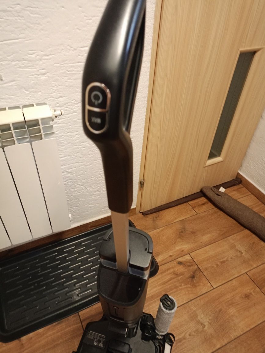 Odkurzacz myjący ROBOT JEET pionowym
