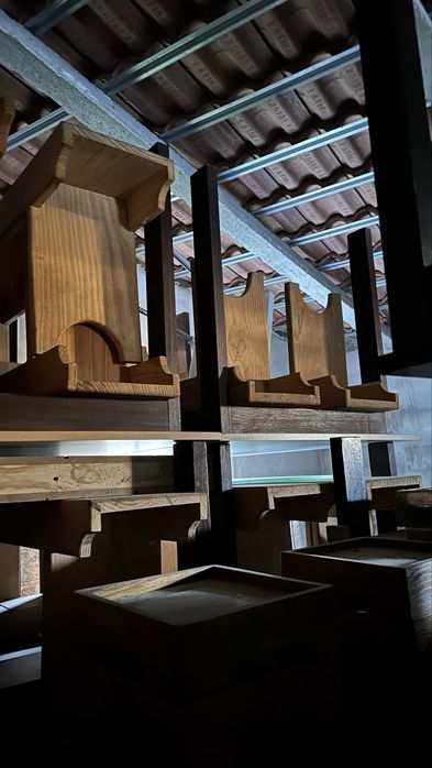 mesas e bancos em madeira