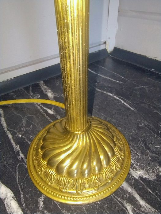 Stara francuska lampa sygnowane klosze.