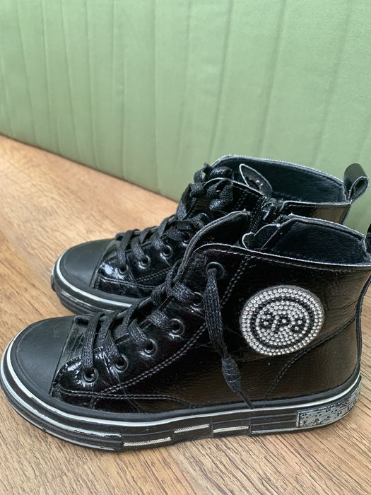 Стильные лаковые полусапожки Apawwa, р33