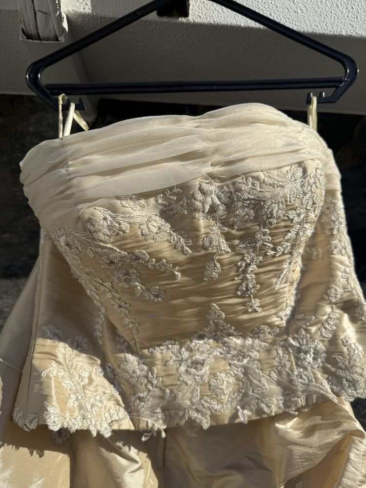 Vestido de noiva dourado suave
