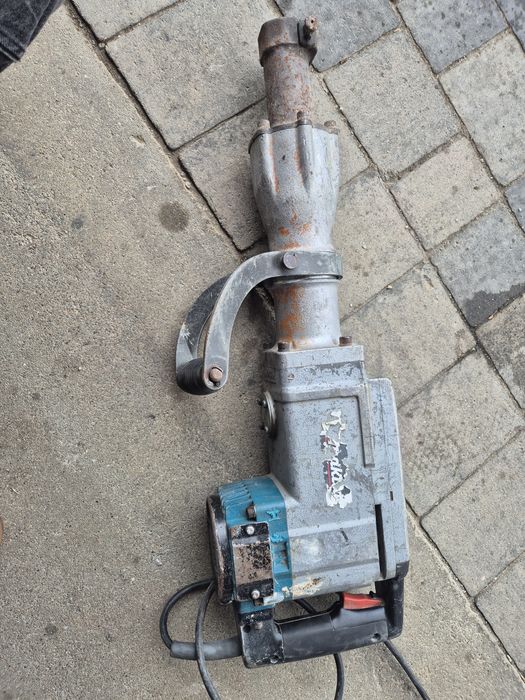 Młot wyburzeniowy MAKITA HM1303
