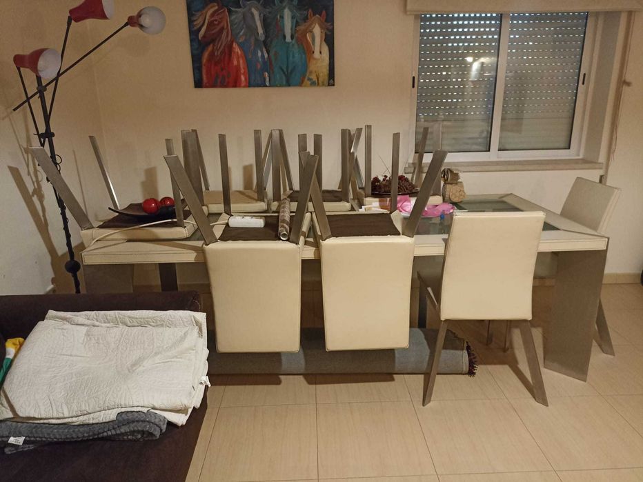 Mobiliário/recheio de casa.