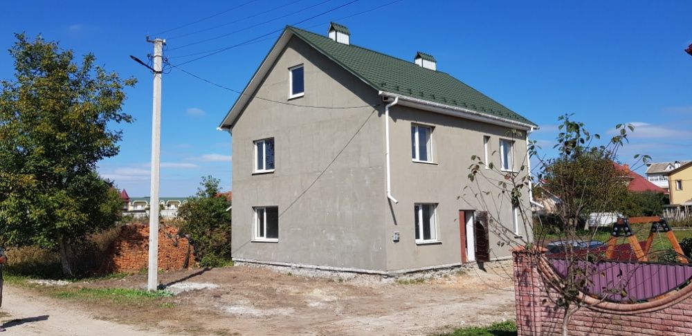 Продається новозбудований цегляний будинок з земельною ділянкою.