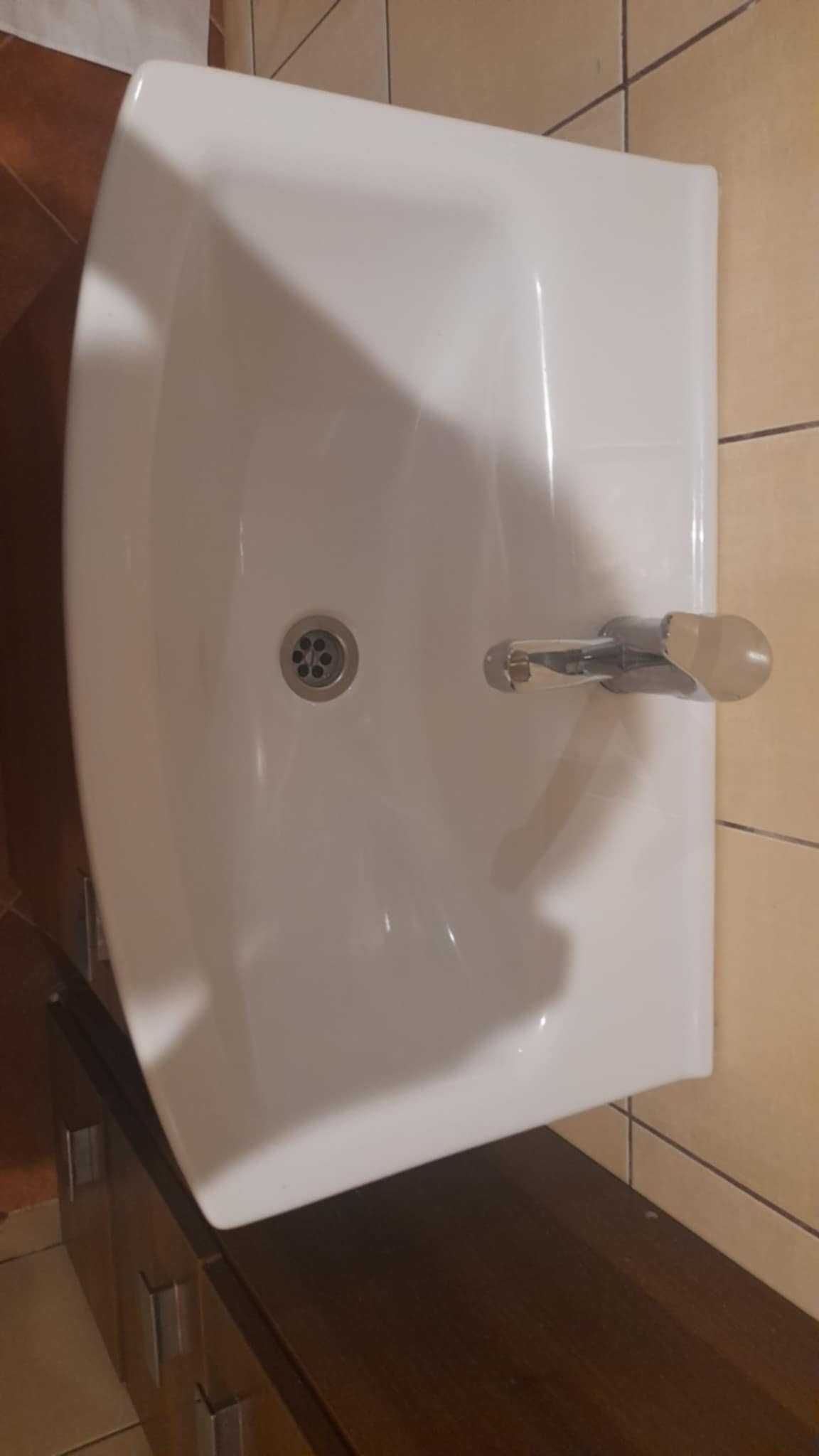 Szafka z umywalką i baterią