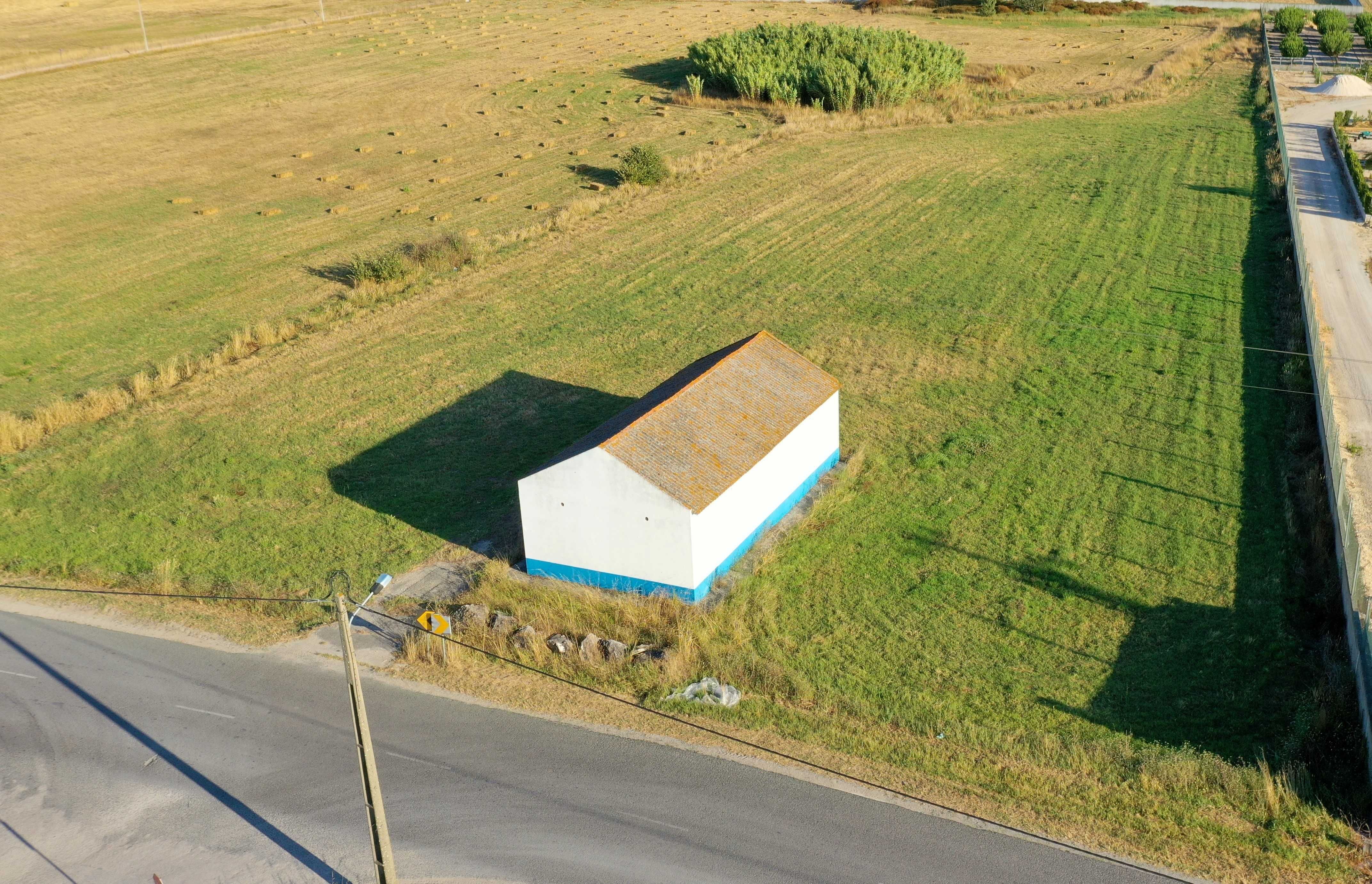 Terreno com armazém de 70m2