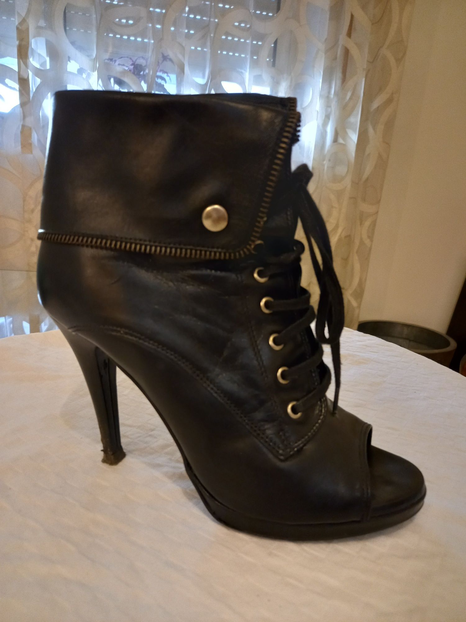 Botas cano curto, abertas á frente