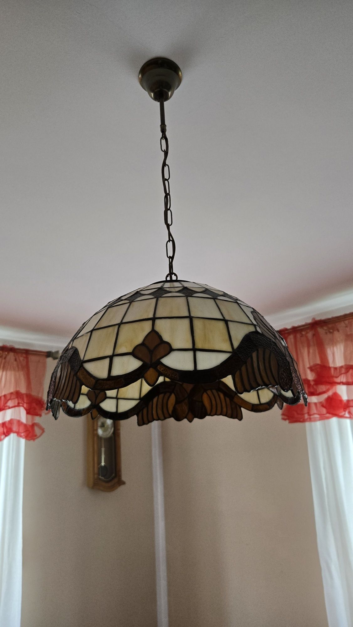 Szklane lampki nocne i żyrandol