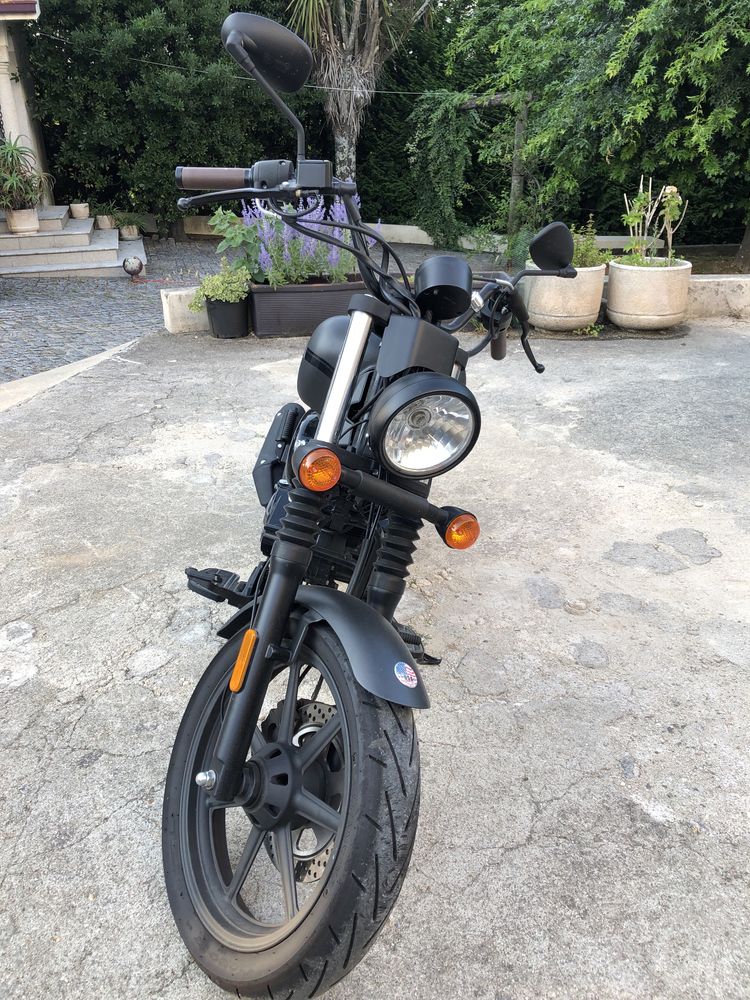 Moto 125cc marca UM renegade