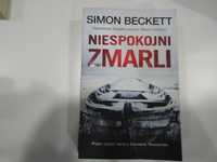 Dobra książka - Niespokojni zmarli Simon Beckett (PA)