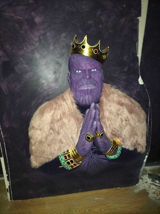 Скульптура с гипса кнауф Танос