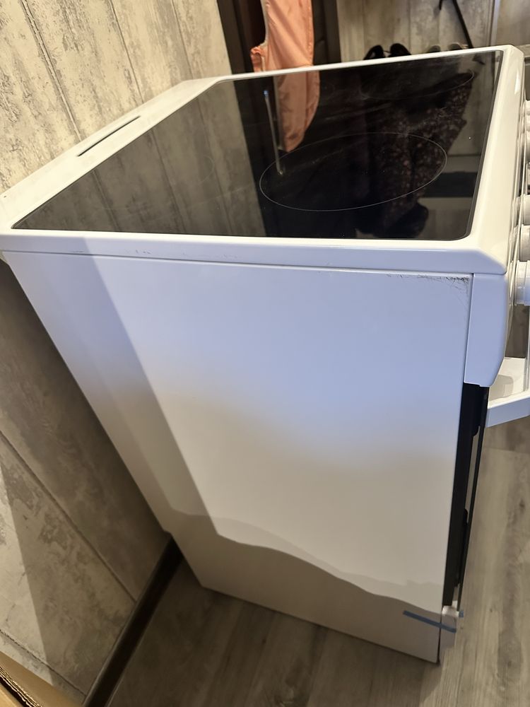 Sprzedam bialą kuchenke elektryczna z plyta ceramiczna