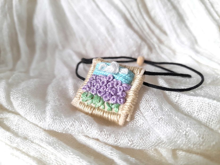 Pulseira bordada à mão com pingente de campo de alfazema