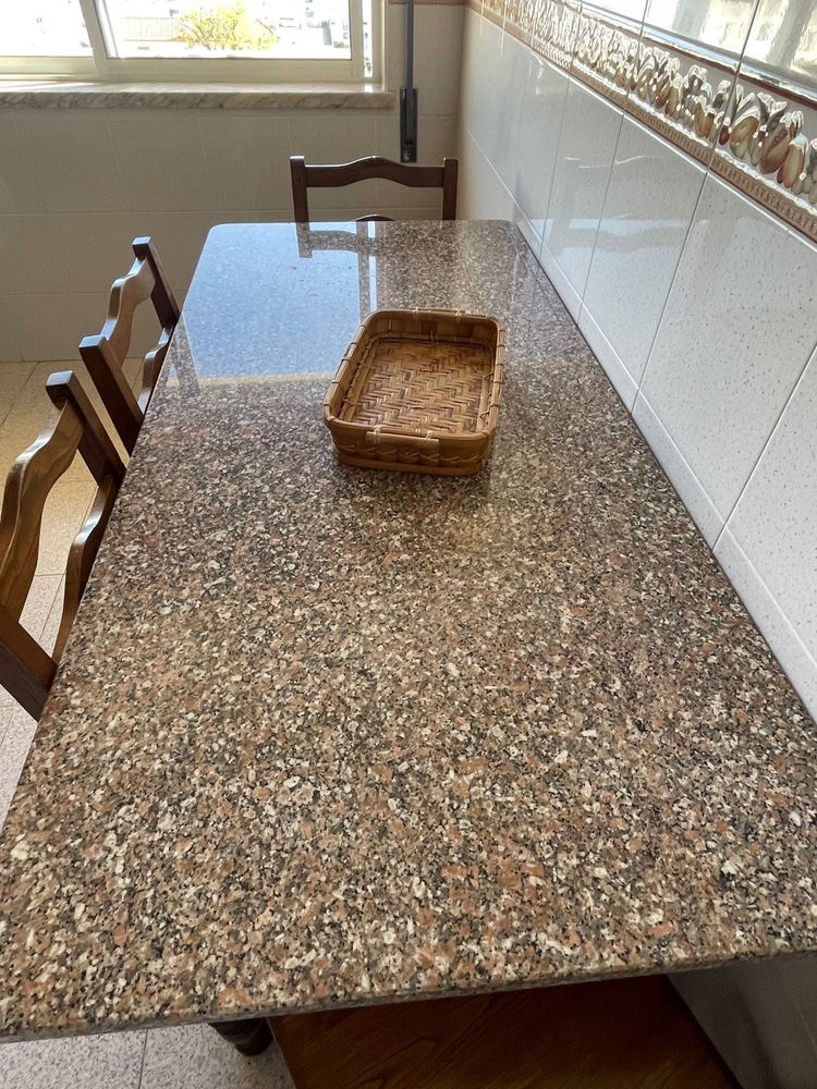 Mesa jantar com tampo em granito