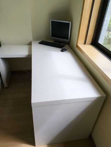 Secretária Branca com Painel Extraível 151x65cm, Muito Espaçosa