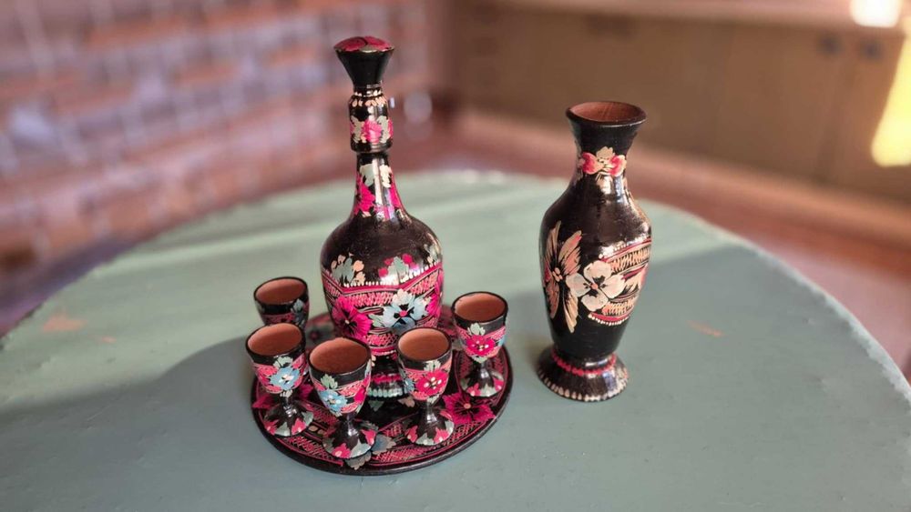 Drewniany komplet folk – karafka, 5 kieliszków, taca, wazon