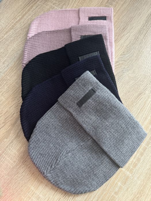 Шапки розпродаж чоловічі і жіночі